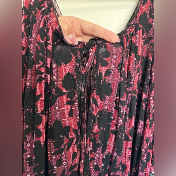 FREE PEOPLE SUPER FLOWY TOP!! - Picture 2 of 5